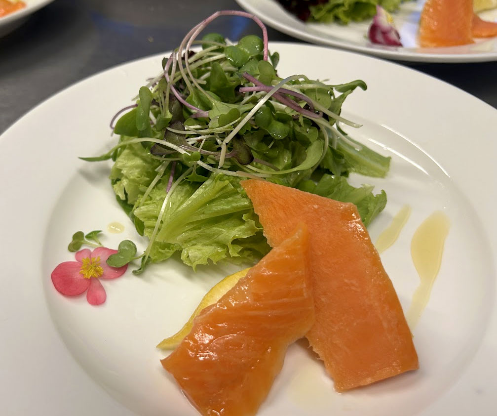 salmonsalad 自家燻製した信州サーモンのサラダ